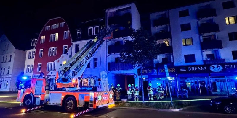 FW Hannover: Küchenbrand: Feuerwehr rettet Person aus brennender Wohnung - Foto: presseportal.de