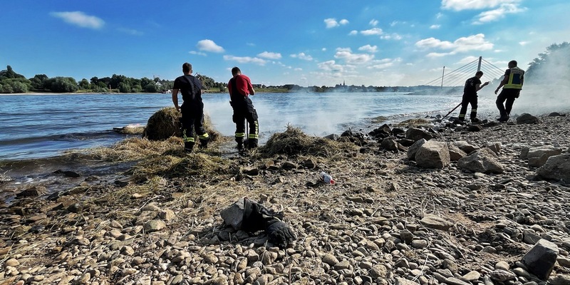 FW-NE: Kurioser Einsatz am Rhein | Brennender Heuballen im Wasser sorgt für Feuerwehreinsatz - Foto: presseportal.de