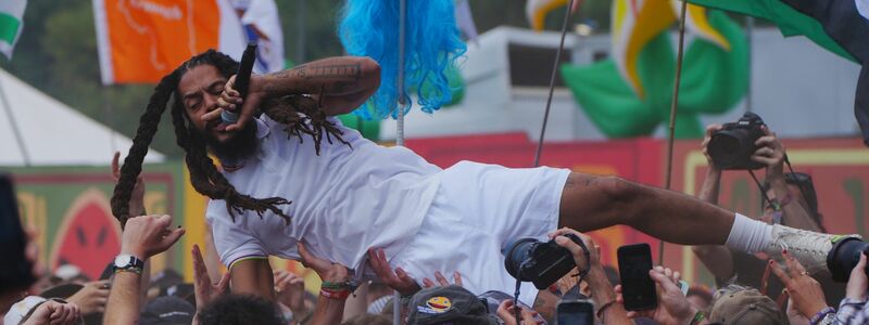 Die Band veröffentliche selbst Szenen ihres Auftritts im Internet. - Foto: Ben Birchall/PA Wire/dpa