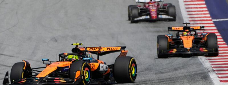 Lando Norris (l) und Oscar Piastri (m) mal wieder an der Spitze. - Foto: Darko Bandic/AP/dpa