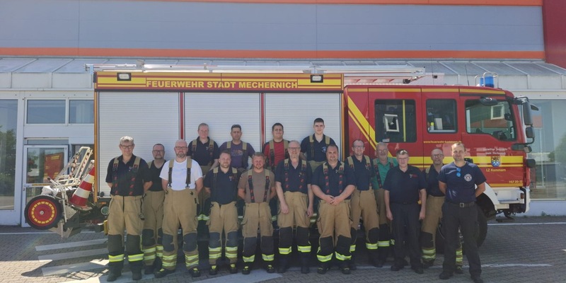 FW Mechernich: Löschzug Kommern übt am Institut der Feuerwehr in Düren-Stockheim - Foto: presseportal.de