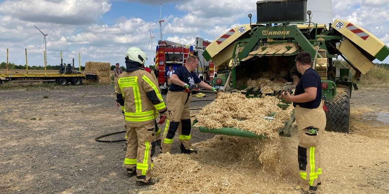 FW Grevenbroich: Feuerwehr löscht Brand an Ballenpresse auf Stoppelfeld bei Gustorf - Foto: presseportal.de