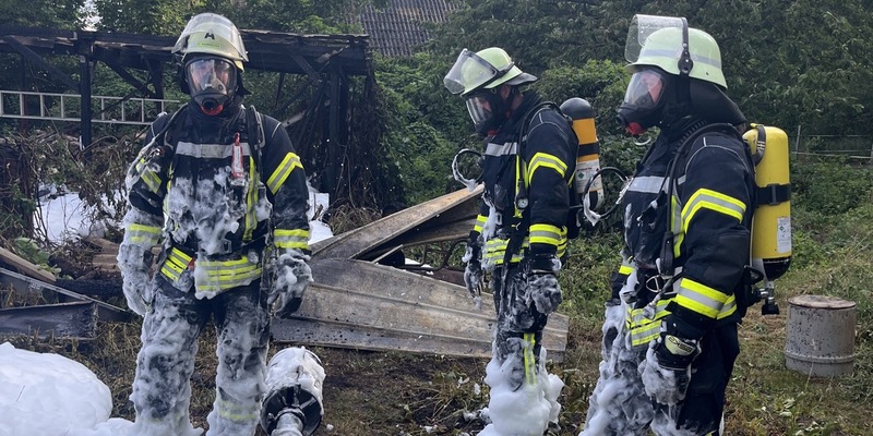 FW Lüchow-Dannenberg: +++ brennender Schuppen breitet sich auf Wohnhaus aus +++ Bewohner können sich unverletzt in Sicherheit bringen +++ Über 100 Feuerwehrleute im Einsatz +++ - Foto: presseportal.de