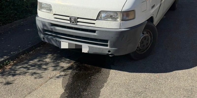 FW Allensbach: G1 Betriebsstoffe aus PKW innerorts - Foto: presseportal.de