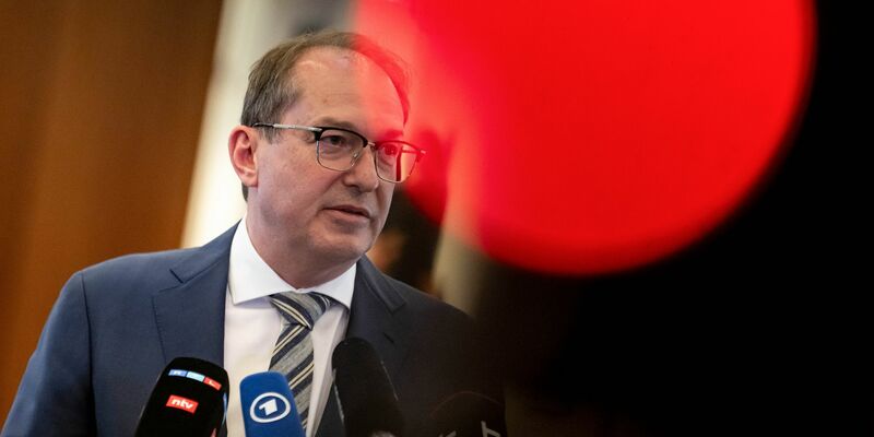 Bleibt bei seinen Bedenken gegen einen AfD-Verbotsantrag: Alexander Dobrindt. (Archivbild)  - Foto: Fabian Sommer/dpa