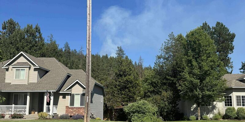 Einsatzkräfte rücken zu einem Feuer aus - unvermittelt schießt jemand auf sie. - Foto: Mark Lathrop/dpa