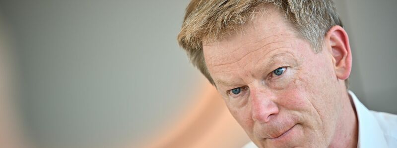Bahnchef Richard Lutz kann mit der Leistung des eigenen Unternehmens nicht zufrieden sein. - Foto: Sebastian Christoph Gollnow/dpa