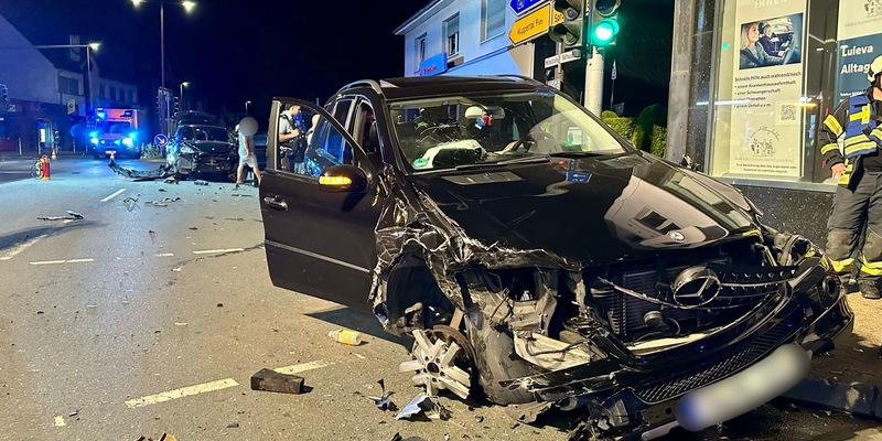 FW-EN: Schwerer Verkehrsunfall im Kreuzungsbereich - Foto: presseportal.de