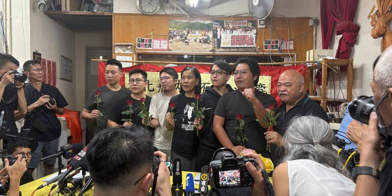 Aktuelle und ehemalige Mitglieder der pro-demokratischen Partei Hongkongs, der League of Social Democrats (LSD), geben die Auflösung der Partei bekannt. - Foto: Kanis Leung/AP/dpa