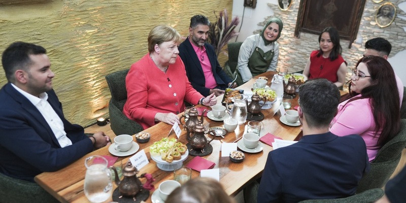 Merkel kritisiert Zurückweisungen an den Grenzen. / Erstes öffentliches Gespräch der Altkanzlerin mit Geflüchteten - Foto: presseportal.de