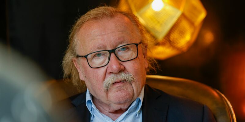 Der Philosoph Peter Sloterdijk spricht sich für ein Handyverbot für Kinder und Jugendliche aus. - Foto: Thomas Banneyer/dpa