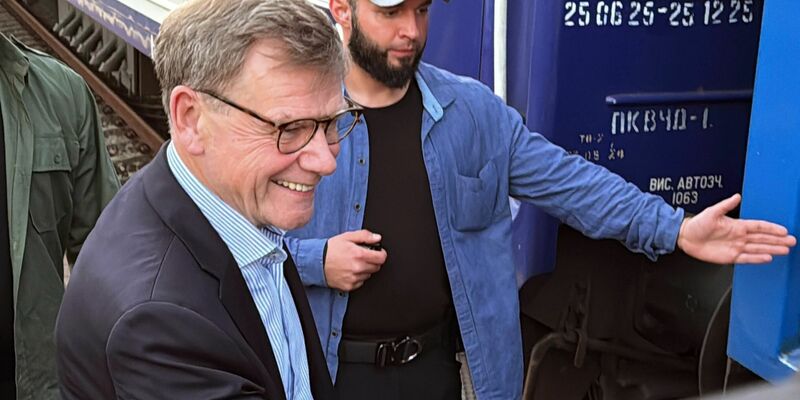 Die Wohnung einer Mitarbeiterin der deutschen Botschaft in Kiew wurde bei den Raketenangriff am 17. Juni durch die Druckwelle beschädigt. - Foto: Jörg Blank/dpa