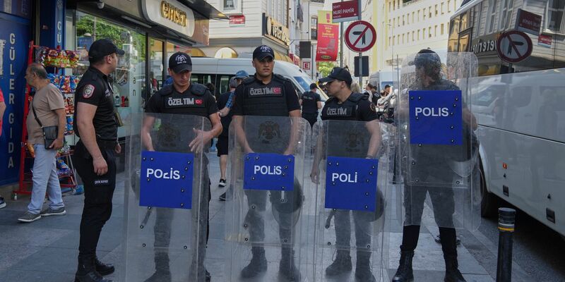 Türkische Polizisten stehen in einer Sicherheitslinie während des jährlichen LGBTQ+ Pride Marsches. - Foto: Dilara Acikgoz/AP/dpa