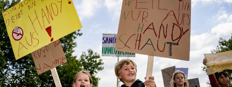 Auch Kinder sind von Eltern genervt, die ständig am Handy sind (Archivbild) - Foto: Axel Heimken/dpa