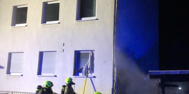 FW Paderborn: Brennender Mülltonnenunterstand mit Ausbreitung auf PKW und Garage - Foto: presseportal.de