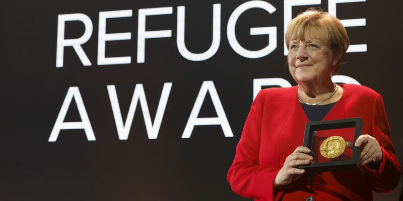 Merkel bei einer Preisverleihung für ihre Flüchtlingspolitik - Foto: Stefan Wermuth/KEYSTONE REUTERS POOL/dpa