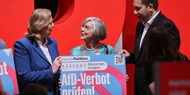 Bärbel Bas und Lars Klingbeil mit Schild zu Petition zu AfD-Verbot am 29.06.2025 - Foto: über dts Nachrichtenagentur