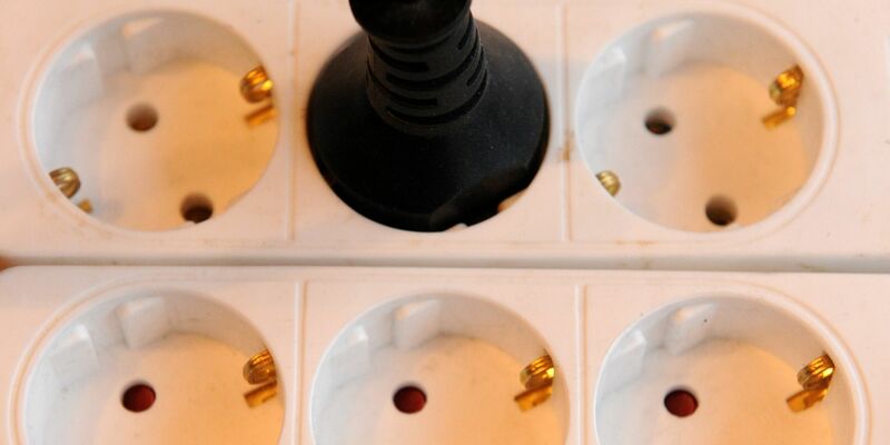 Die Stromsteuer sollte nach dem Willen der Fraktionschefs von CDU und CSU zeitnah für alle Verbraucher in Deutschland gesenkt werden. (Illustration) - Foto: Carsten Rehder/dpa