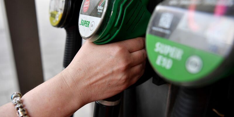 Tanken ist noch immer teurer als vor der Eskalation in Nahost - dabei ist der Ölpreis wieder gefallen. - Foto: Paul Zinken/dpa