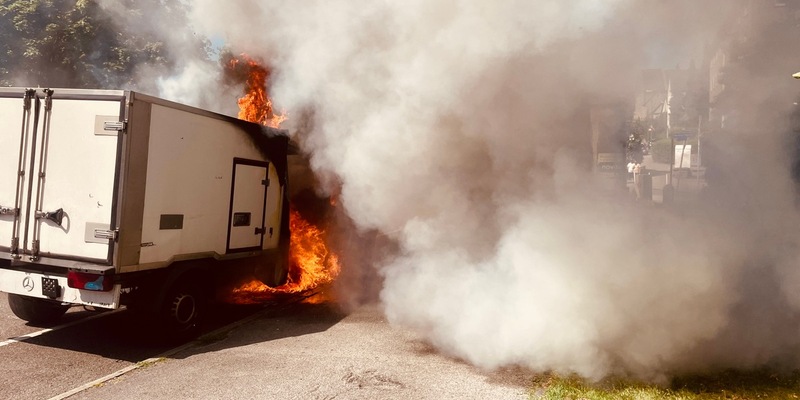 FW-E: Kleintransporter im Essener Südostviertel in Vollbrand - Foto: presseportal.de