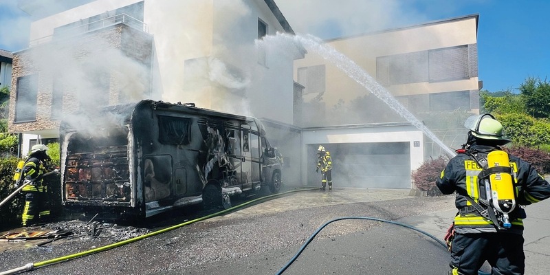 FW Königswinter: Brand eines Wohnmobils in Königswinter-Ittenbach. - Foto: presseportal.de