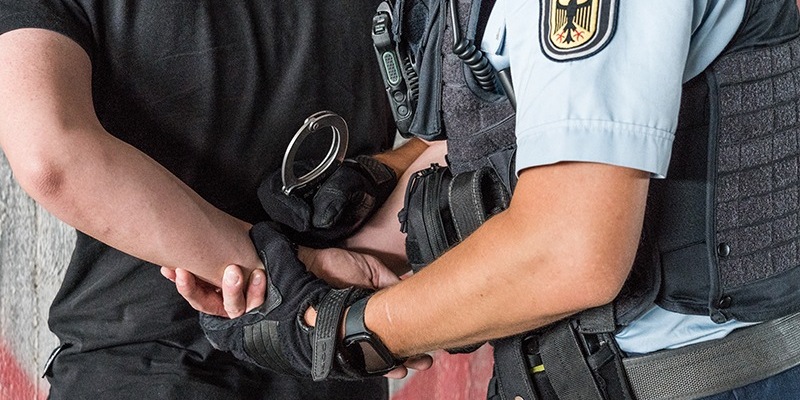 BPOL NRW: Bundespolizei nimmt mehrere von der Justiz gesuchte Männer mit Haftbefehl fest - Foto: presseportal.de