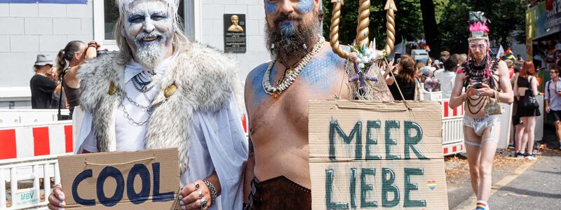 Cool bleiben: Der Appell eines Teilnehmers an einem Christopher Street Day (CSD) in Hamburg. (Illustration) - Foto: Markus Scholz/dpa