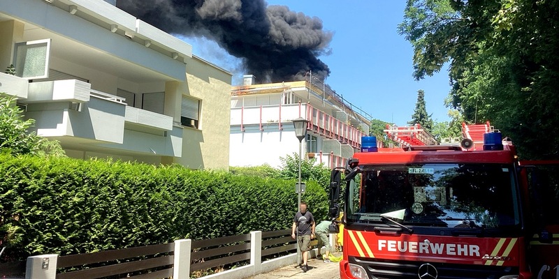 FW-M: Brennende Baustoffe bei Dacharbeiten (Solln) - Foto: presseportal.de