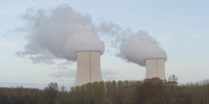 Frankreich drosselt seine Atomstromproduktion, weil eine Hitzewelle Flüsse aufheizt. (Archivbild). - Foto: picture alliance / dpa