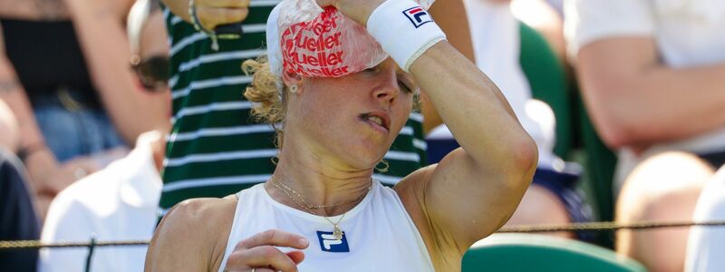 Laura Siegemund kühlt sich mit Eisbeuteln. - Foto: Frank Molter/dpa