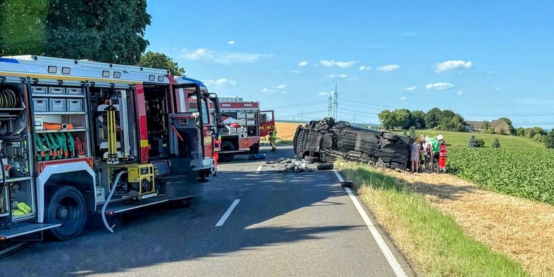 FW Grevenbroich: Vier Verletzte nach schwerem Verkehrsunfall bei Grevenbroich / Schwerverletzte mit Rettungshubschrauber in Kliniken geflogen - Foto: presseportal.de