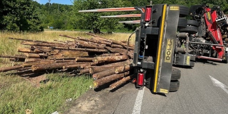 POL-PDPS: Unfall eines mit Langholz beladenen Sattelzugs - Foto: presseportal.de