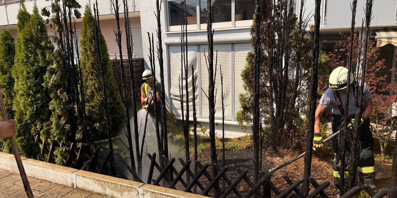 FW Stockach: Brand einer Gartenhecke - Foto: presseportal.de