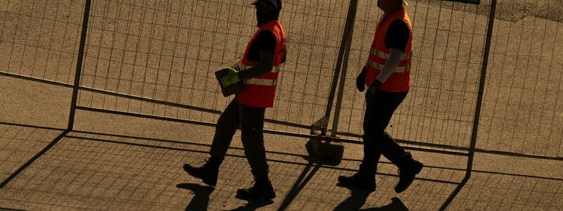 Arbeiten in der Hitze: In Berufen wie dem Bau eine besondere Gefahr. - Foto: Peter Kneffel/dpa