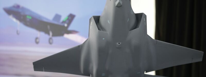 Das Modell des amerikanischen Tarnkappenbombers F35 - in Weeze soll künftig dessen Rumpfmittelteil gefertigt werden. - Foto: David Young/dpa