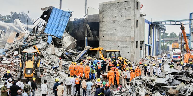 Rettungskräfte suchen nach einer Explosion und einem Brand in einer Pharmafabrik in einem Industriegebiet in der Nähe von Hyderabad nach Überlebenden. (Foto Archiv) - Foto: Uncredited/AP/dpa