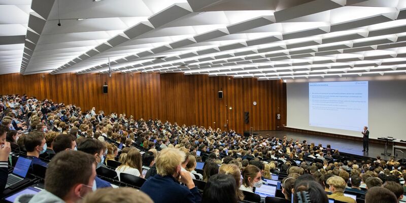 Die Zahl der Studiengänge ohne Zugangsbeschränkungen steigt in Deutschland weiter an. (Archivbild) - Foto: Rolf Vennenbernd/dpa