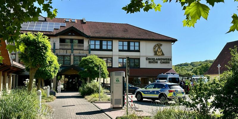Bei dem Angriff in Mellrichstadt war eine Frau gestorben, zwei Männer wurden schwer verletzt. - Foto: Daniel Vogl/dpa