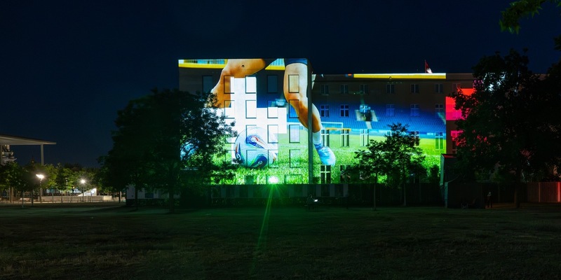 Lichtkunst zur Women's EURO an der Schweizerischen Botschaft in Berlin - Foto: presseportal.de