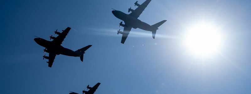 Bei einer Flugvorführung sind drei Airbus-Transportflugzeuge vom Typ A400M am Himmel zu sehen. - Foto: Stefan Sauer/dpa