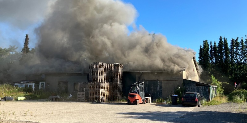 POL-ROW: ++ Hoher Sachschaden bei Scheunenbrand in Lengenbostel - Eine Person vorsorglich ins Krankenhaus ++ - Foto: presseportal.de