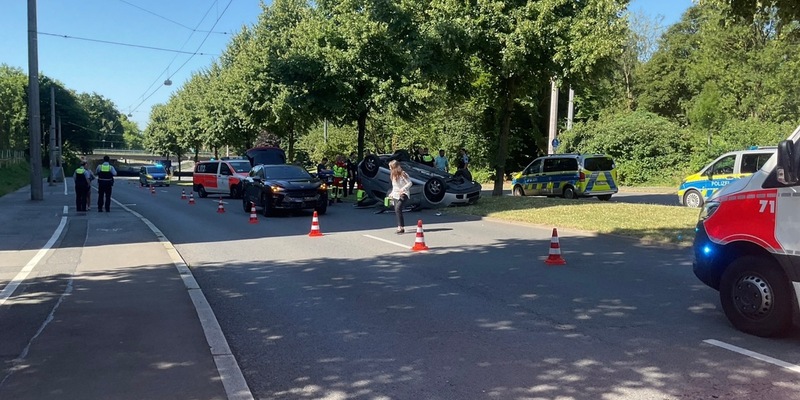 FW-DO: Verkehrsunfall auf der Wittekindstraße - Feuerwehr Dortmund rettet verletzte Person aus überschlagenem Fahrzeug - Foto: presseportal.de