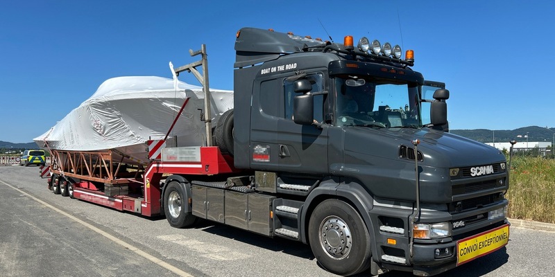 POL-KS: Großraumtransport mit Luxusjacht auf Autobahn gestoppt: Fahrzeug musste wegen erheblichen Mängeln stehen bleiben - Foto: presseportal.de