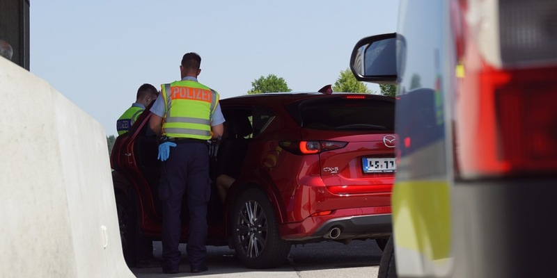 Bundespolizeidirektion München: Unerlaubt per Auto und Bus aus Italien/ Bundespolizei überführt Schleuser - Foto: presseportal.de
