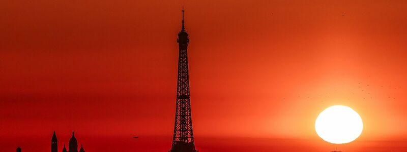 Im Großraum Paris wurden wegen der Hitze Einschränkungen für den Autoverkehr erlassen. - Foto: Thibaud Moritz/AFP/dpa