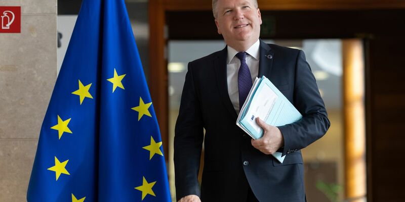 Nicht ein einziger Euro solle nach Meinung der EU-Kommission in Länder fließen, in denen die Rechtsstaatlichkeit nicht respektiert wird, sagt EU-Kommissar Michael McGrath. (Archivbild)  - Foto: Omar Havana/AP/dpa