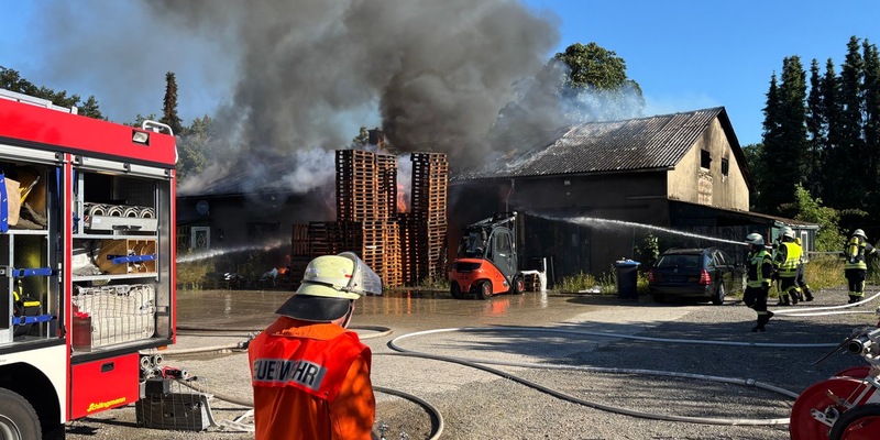 FW-ROW: Großfeuer in Sittensen: Lagerhalle brennt vollständig nieder - Foto: presseportal.de