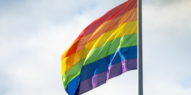 Bundeskanzler Merz möchte die Regenbogenflagge am Bundestag nur an einem Tag gehisst sehen. (Archivbild) - Foto: Christophe Gateau/dpa