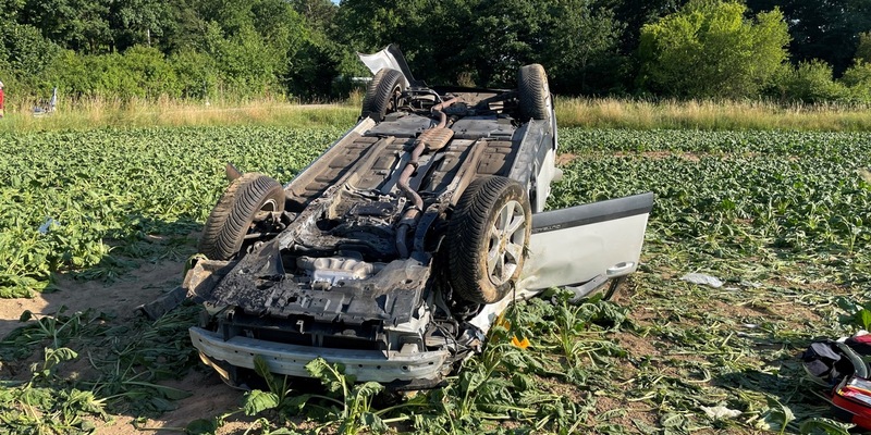 POL-PDTR: PKW überschlägt sich mehrfach - Fahrzeugführer schwerverletzt - Foto: presseportal.de