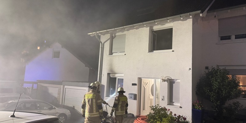 FW Burscheid: Gebäudebrand am Abend - Bewohner verletzt sich bei Löschversuch leicht - Foto: presseportal.de